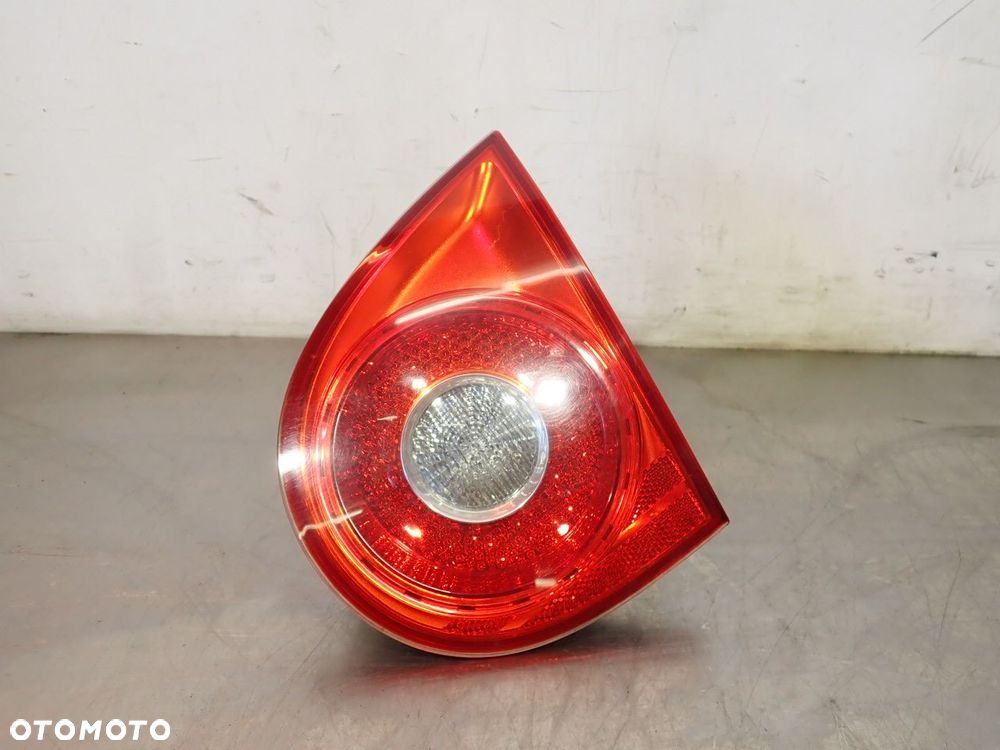 LAMPA PRAWA TYLNA W KLAPIE VOLKSWAGEN GOLF V - 2