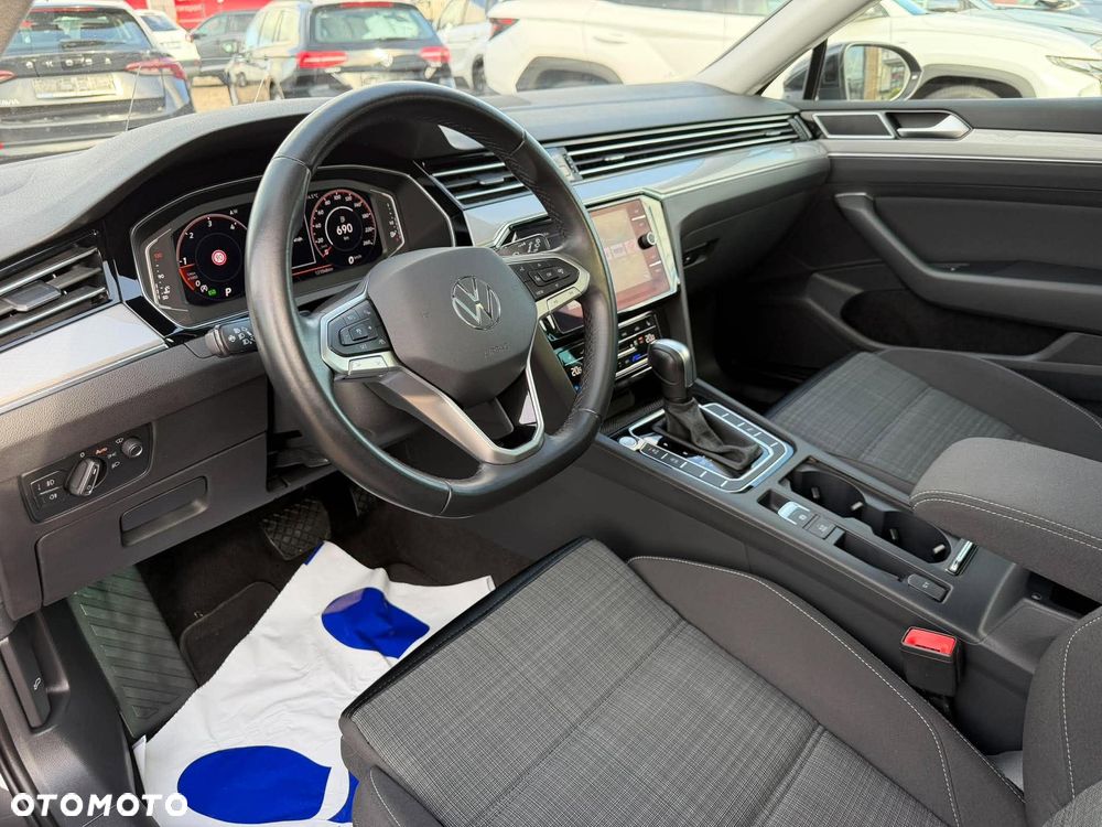 Volkswagen Passat - 11