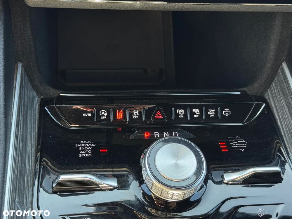 Jeep Wagoneer - 32