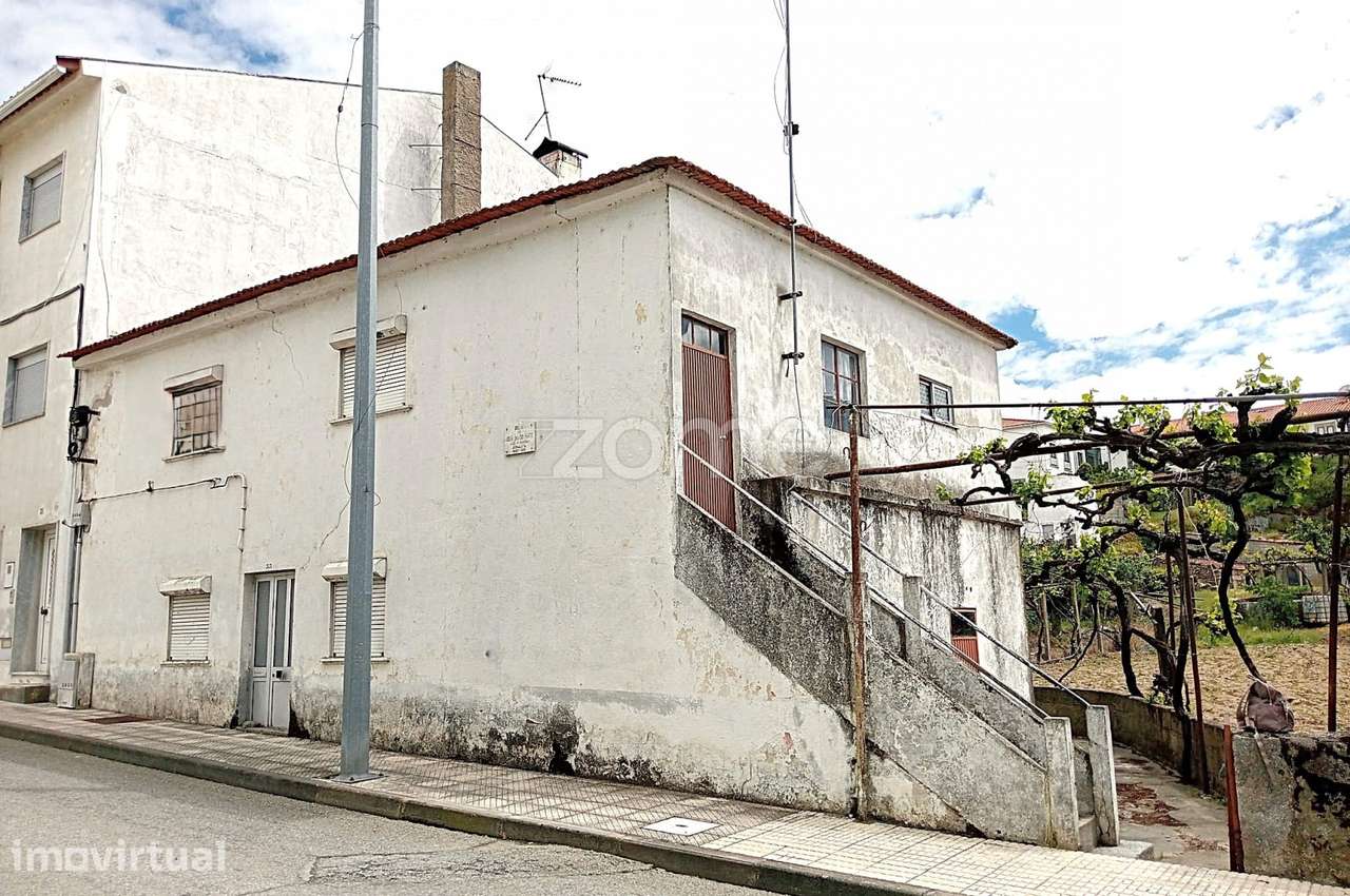 Moradia para reconstruir no centro de Miranda do Douro - Grande imagem: 3/17