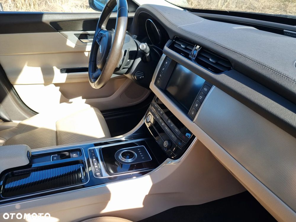 Jaguar XF 3.0 TDV6 Prestige - 21