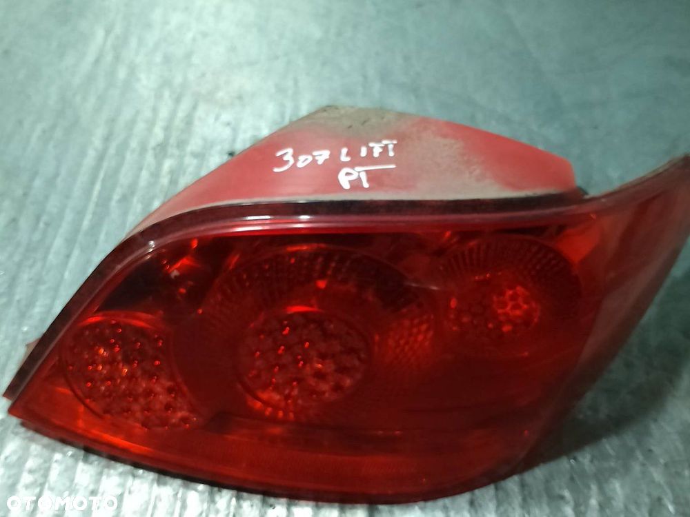 LAMPA TYLNA PRAWA PEUGEOT 307 LIFT 557674 HATCHBACK - 6
