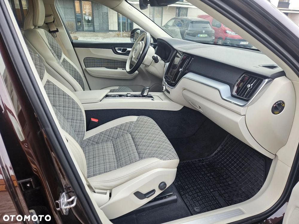 Volvo XC 60 B5 B AWD Momentum Pro - 7