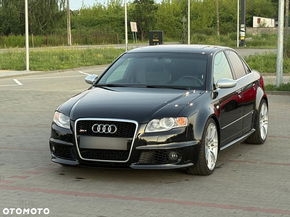 Audi RS4 Limousine - 1