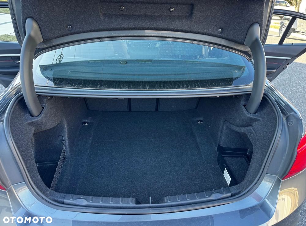 BMW Seria 3 330i xDrive Edition Luxury Line Purity - 16