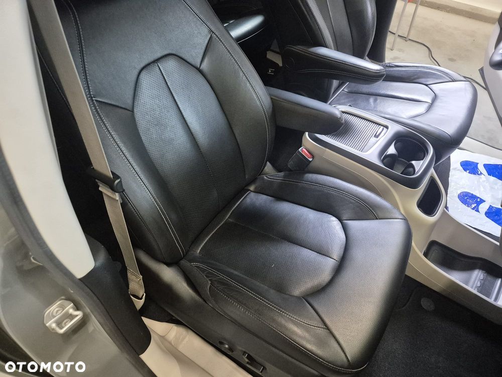 Chrysler Pacifica - 16