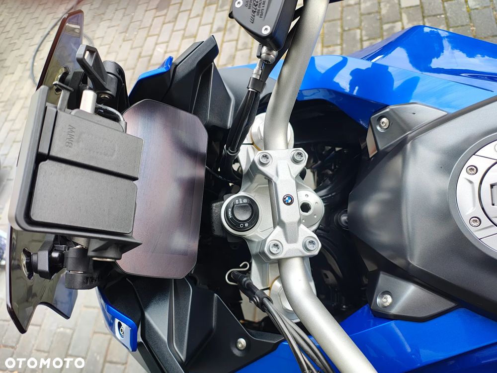 BMW XR - 17