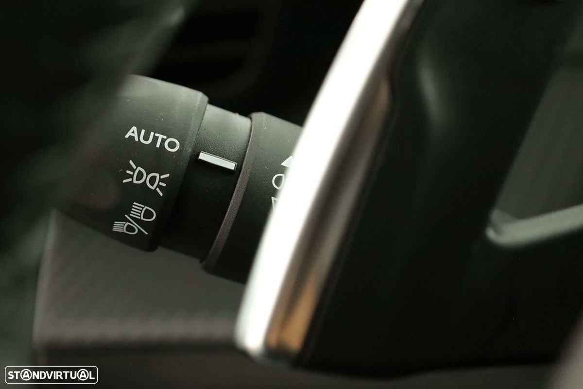 Peugeot 2008 1.2 PureTech Allure EAT8 - 17