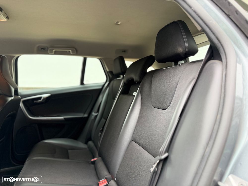 Volvo V60 2.4 D6 R-Design Mom.AWD Phev - 21