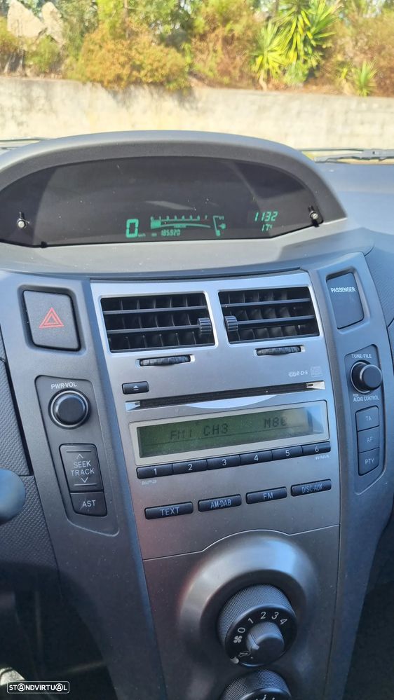 Toyota Yaris 1.0 VVT-i AC Manual+VSC - 12