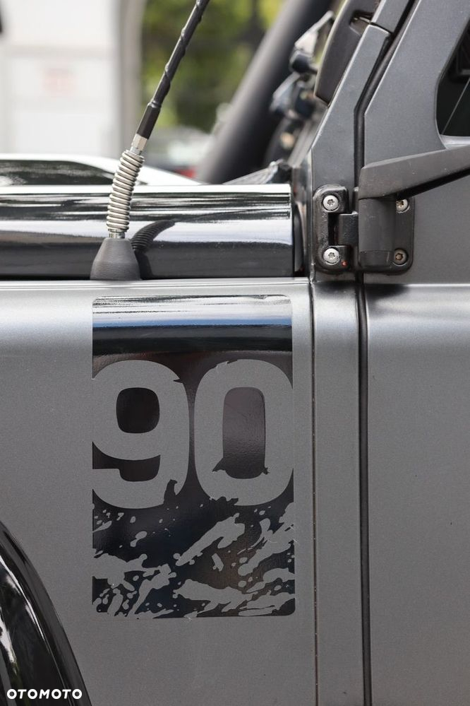 Land Rover Defender 90 2.2 TD4 E - 13