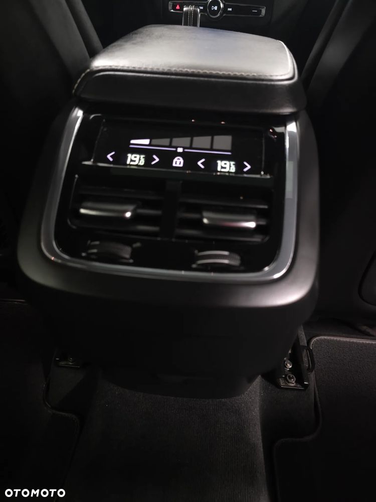 Volvo XC 60 B4 D Plus Dark - 22