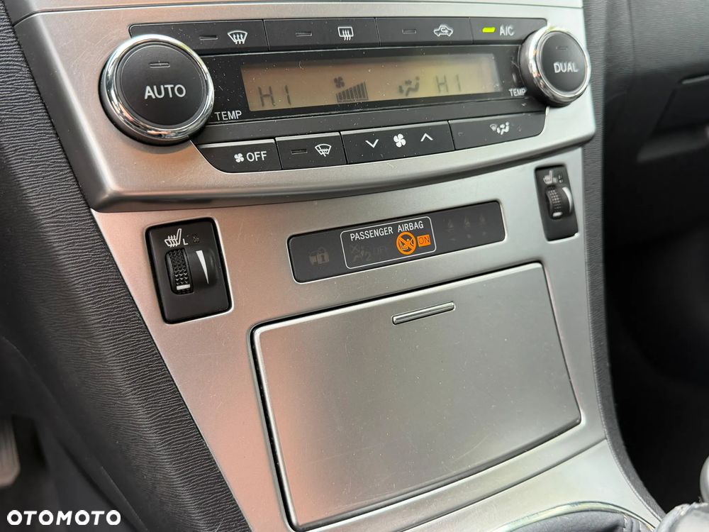 Toyota Avensis 1.8 Premium EU5 - 18