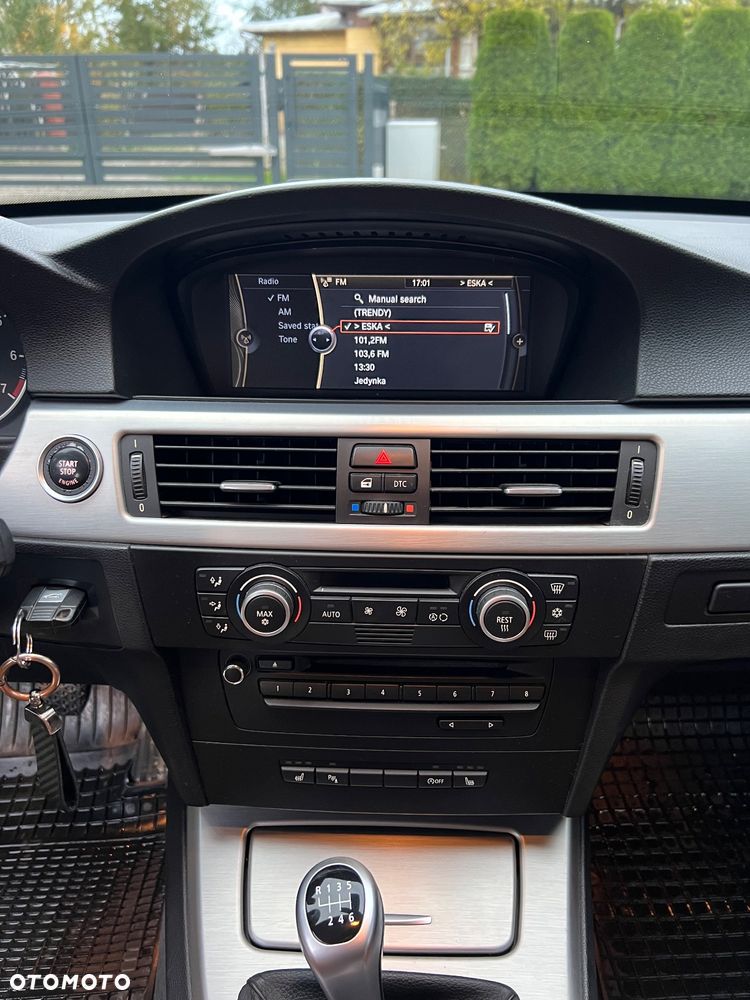 BMW Seria 3 318i Touring - 15