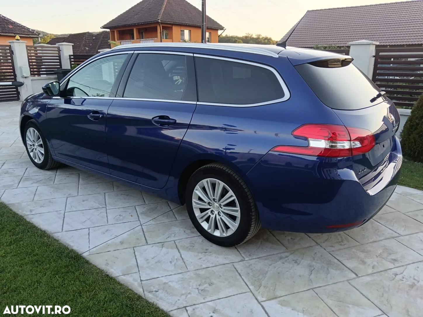 Peugeot 308 1.2 L PureTech Turbo Allure - 4