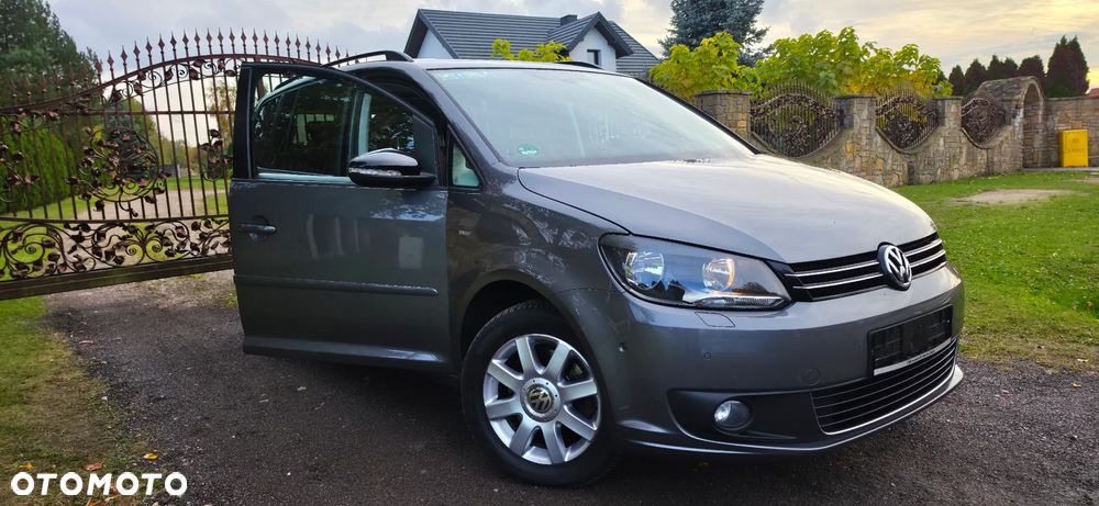 Volkswagen Touran 2012 photo 2
