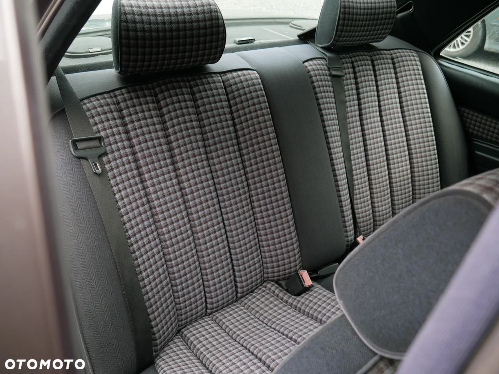 Mercedes-Benz W201 (190) - 30