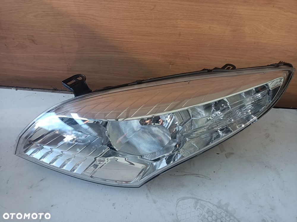 Lampa reflektor przód Renault Megane III 08- 260600017R - 2