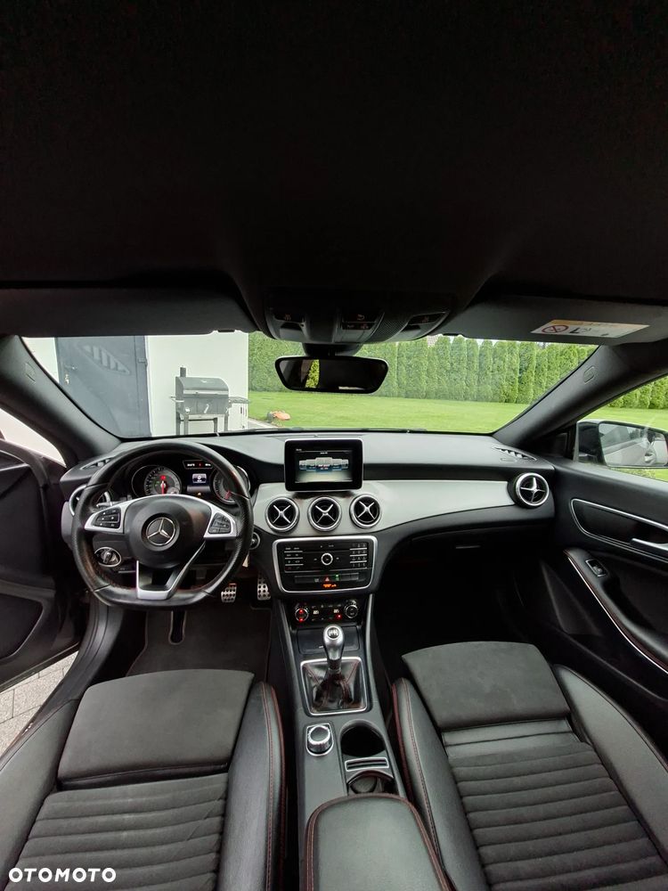 Mercedes-Benz CLA 200 Orange Art Edition - 17
