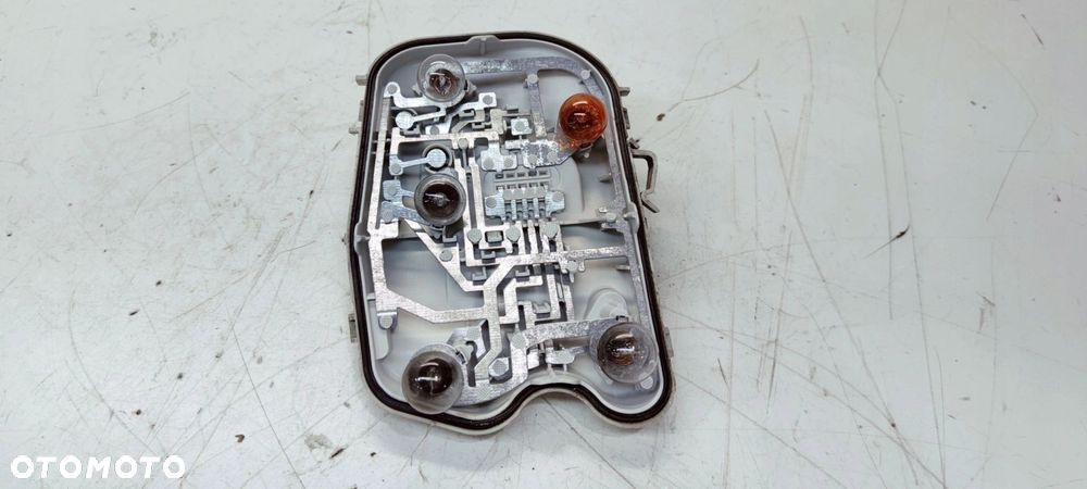 WKŁAD LAMPY W BŁOTNIK PRAWY TYŁ AUDI A6 C6 SEDAN ZWYKŁY NA ŻARÓWKI 4F5 - 6