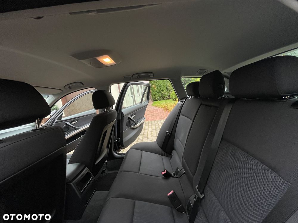 BMW Seria 3 318i Touring - 26