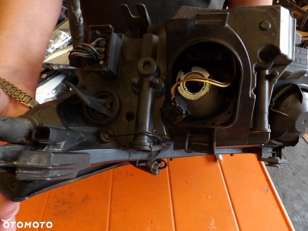 BMW - E60 - LIFT - H7 - PĘKNIĘTE SZKŁO - PRAWA LAMPA PRZEDNIA - UK - 7177730 - 7