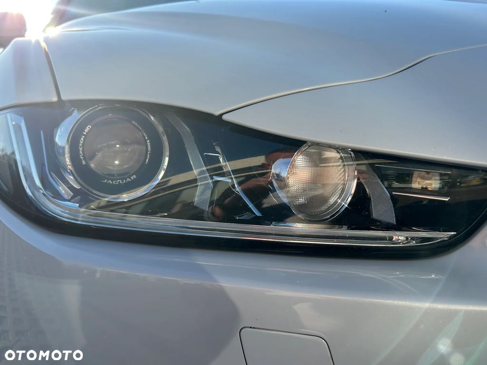 Jaguar XE 2.0 D Portfolio - 16