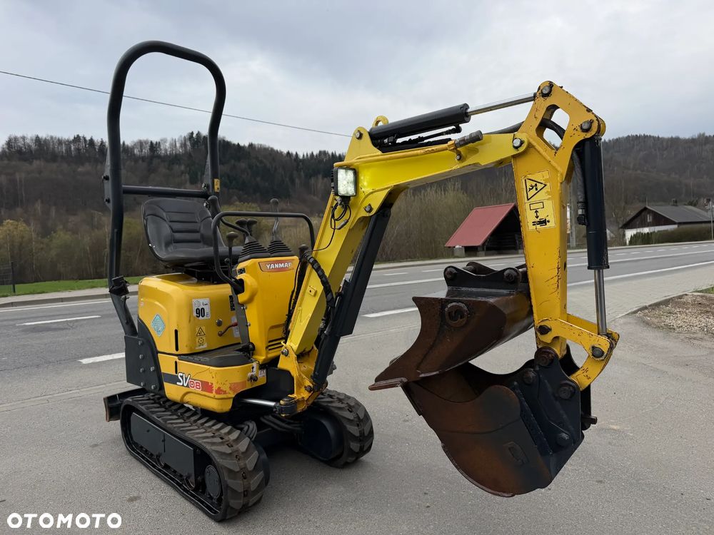 Yanmar SV08-1AS Japońska Minikoparka Koparka 1,1 tony. Maszyna jak Nowa. 2017rok. Pochodzi z Norweskiego Gospodarstwa Ogrodniczego! 2 łyżki. Rozsuwane Podwozie. Dokumentacja. Dodatkowe sekscje Hydrauliczne na młot lub wiertnice. Ani deka luzów czy wycieków. Szybkozłącze. Oryginalne łyżki Steelwrist! Skrętne ramię. OKAZJA Zadbana Maszyna! Bardzo oszczędny silnik Yanmar. Mocne pompy Hydrauliczne!! - 2
