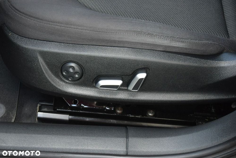 Audi A6 Avant 2.0 TDI quattro S tronic - 32