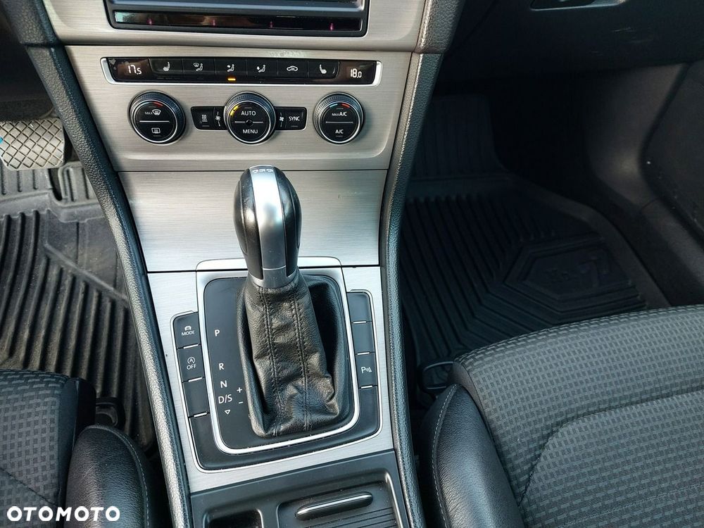 Volkswagen Golf - 24