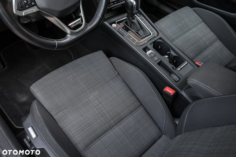 Volkswagen Passat - 16