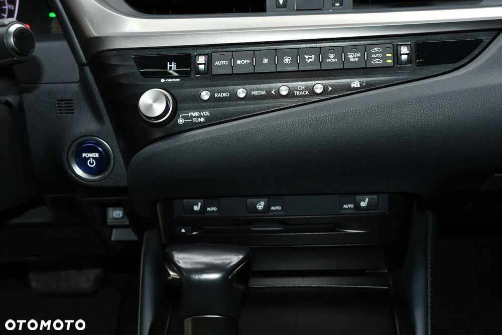 Lexus ES 300h Business Edition + - 19