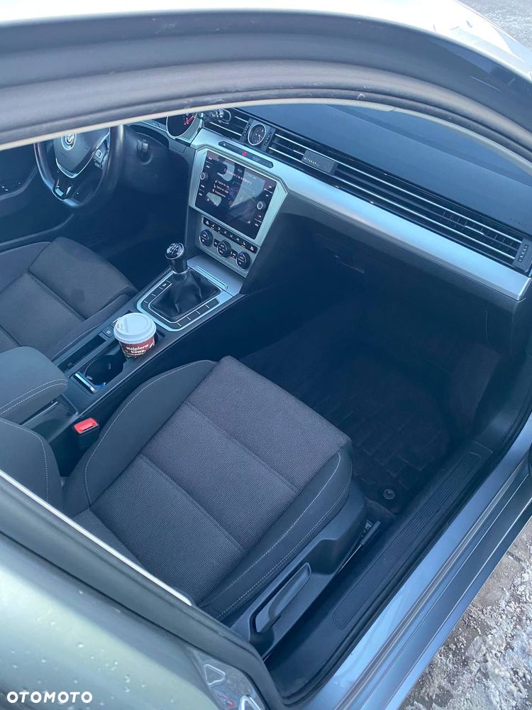 Volkswagen Passat 2.0 TDI SCR Comfortline - 9