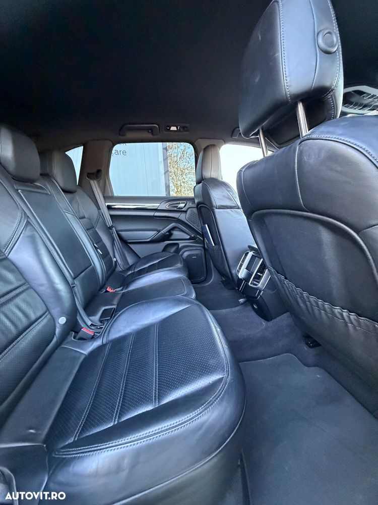 Porsche Cayenne 3.0 L - 6