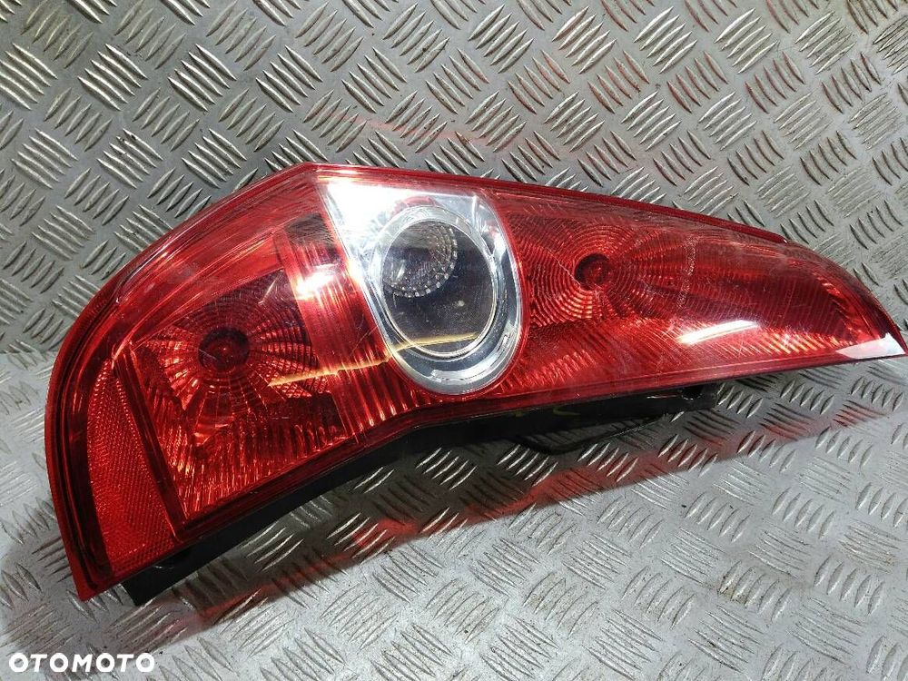 LAMPA LEWA TYLNA SUZUKI SPLASH - 1