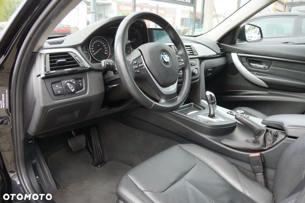 BMW Seria 3 320d Touring xDrive - 26
