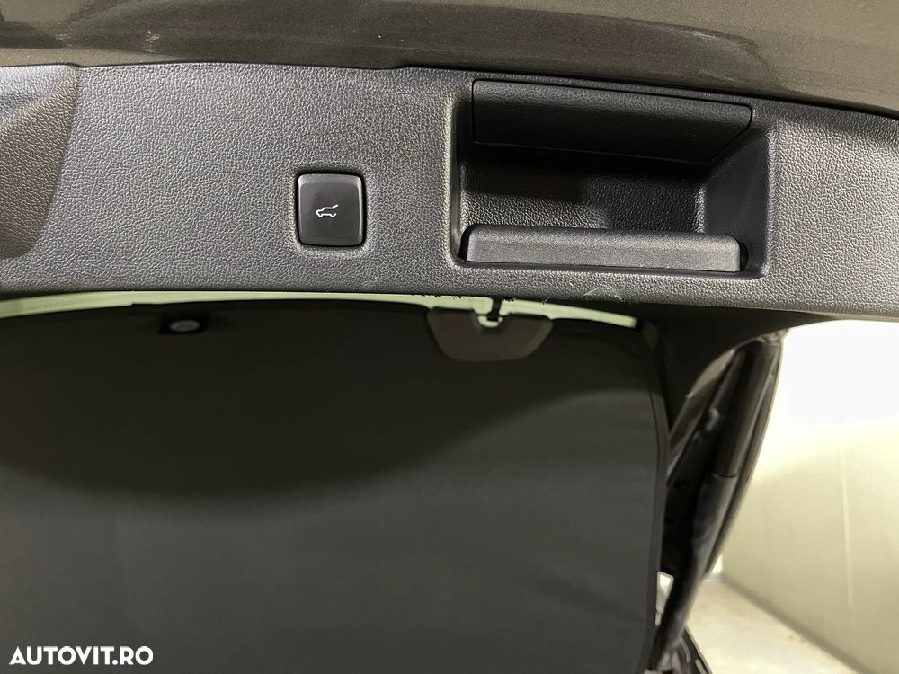 Ford Kuga 2.5 Duratec FHEV 4x4 ST-LINE X - 24