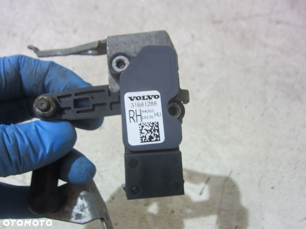 VOLVO XC60 II XC 60 CZUJNIK POZIOMOWANIA PRAWY LAMP ŚWIATEŁ 31681288 18R- - 2