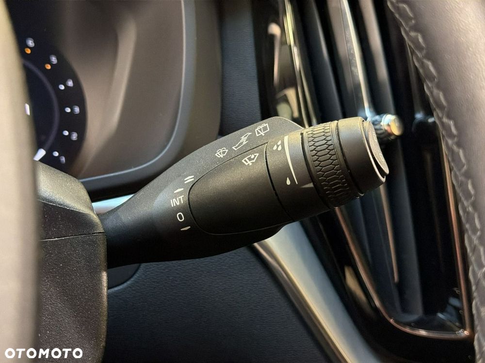Volvo XC 60 B4 D AWD Momentum Pro - 24