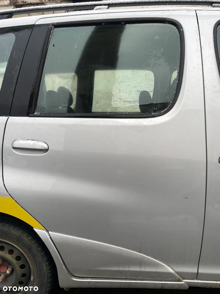 DRZWI PRAWY LEWY TYL TOYOTA YARIS VERSO 199 - 1