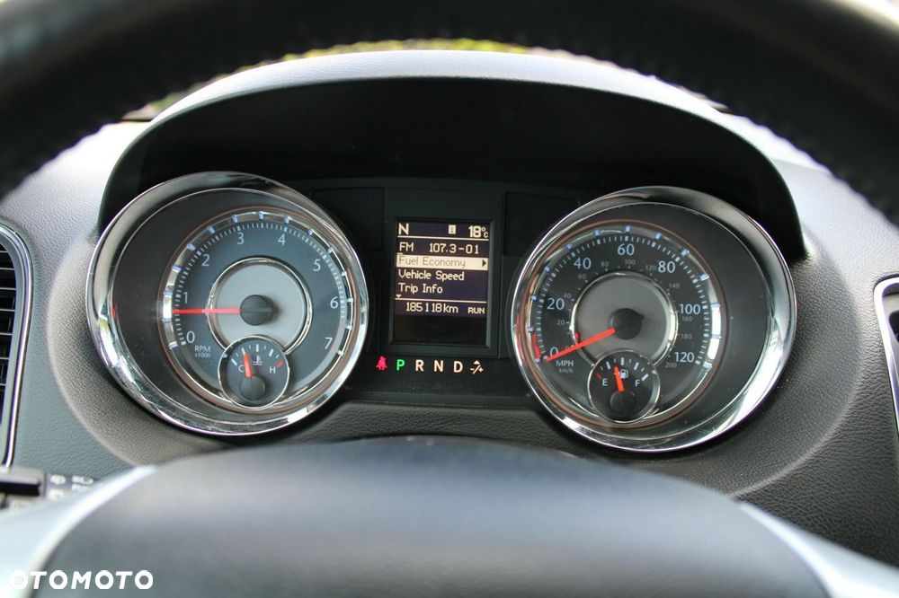 Chrysler Town & Country - 16
