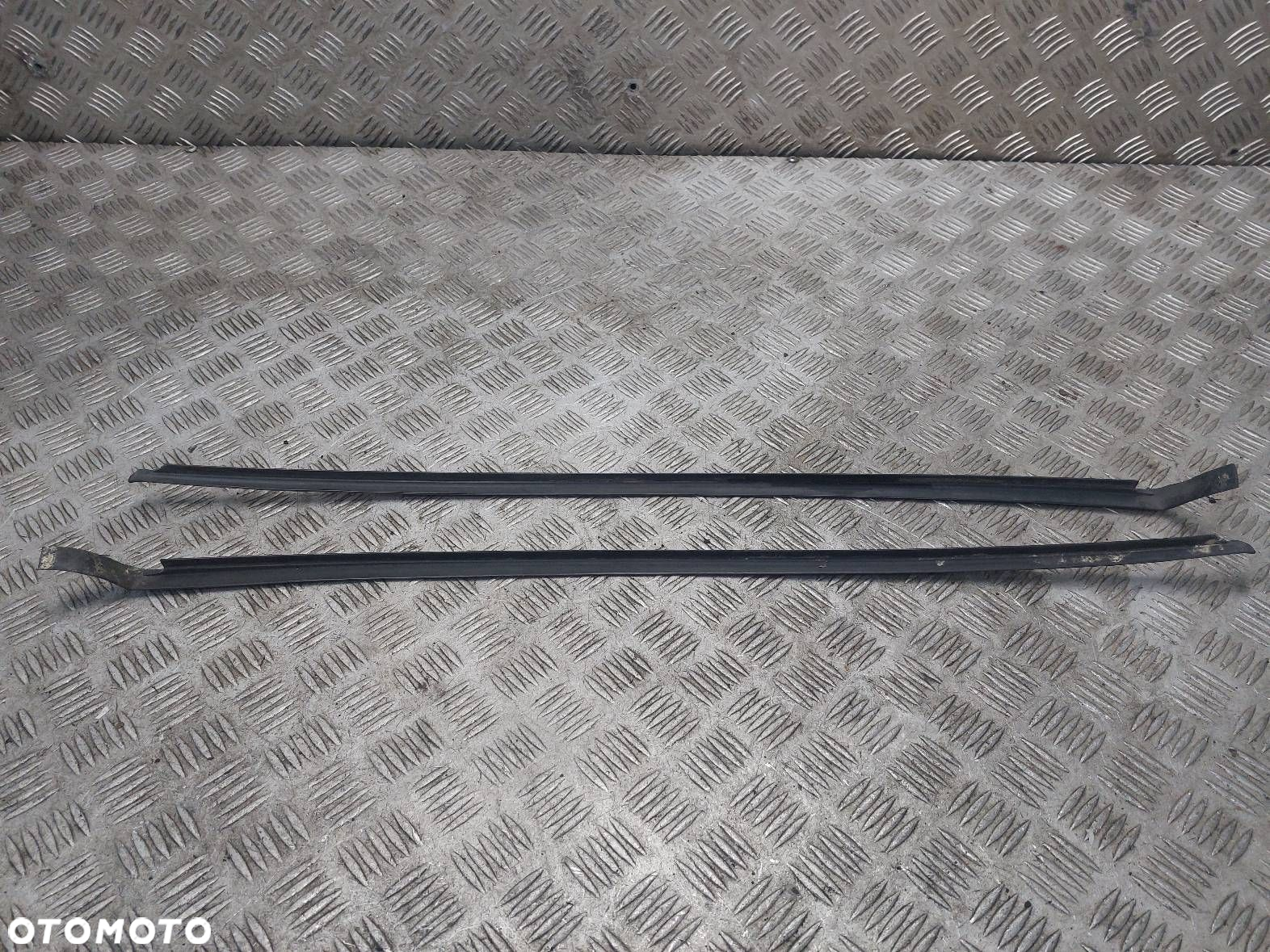 LISTWA ZGARNIAJĄCA SZYBY CZOŁOWEJ LEWA + PRAWA VW PASSAT B5 FL SUPERB - 2