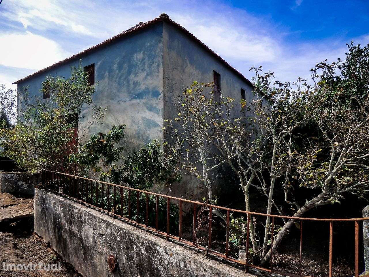 Adega ampla de rés do chão e sótão, Melada, Vilarinho do Bairro - Grande imagem: 3/6