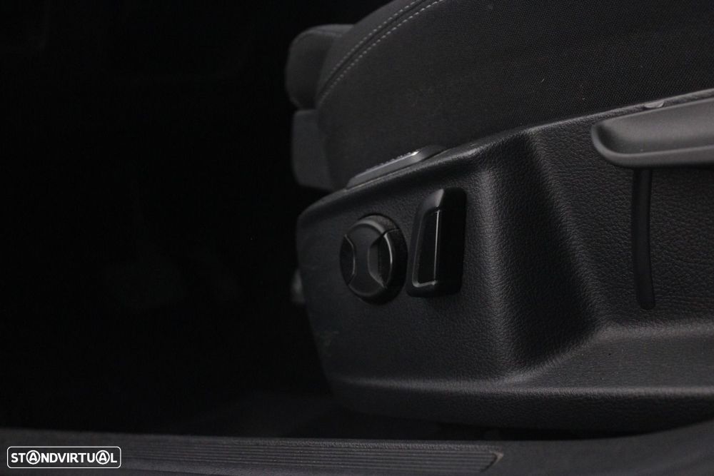 VW Passat Variant 2.0 TDI Business DSG - 37