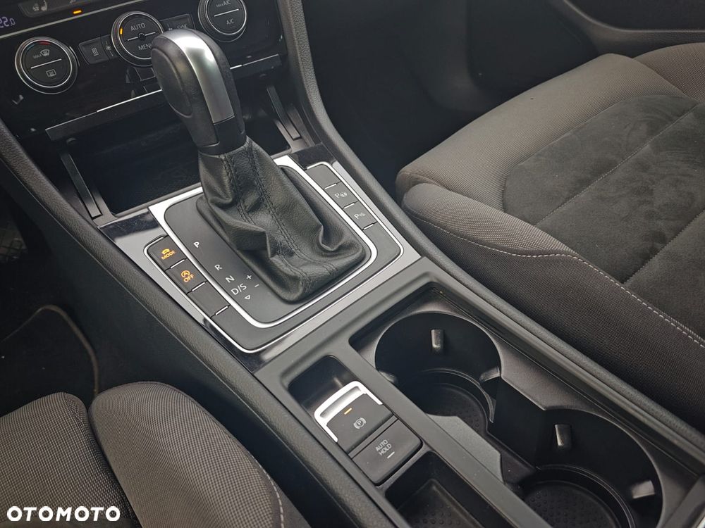 Volkswagen Golf Variant 2.0 TDI SCR DSG R-Line - 23