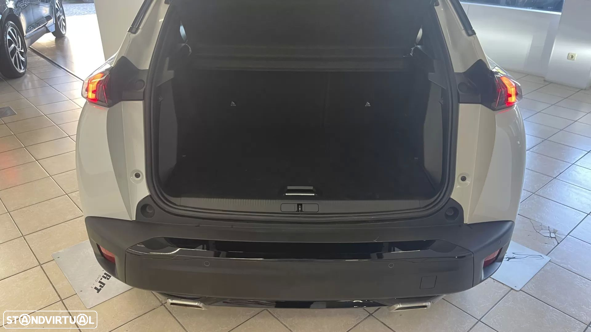 Peugeot 2008 1.2 PureTech Allure EAT8 - 17