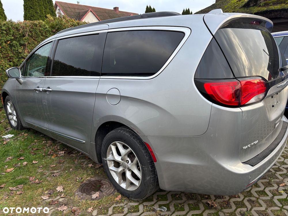 Chrysler Pacifica - 2