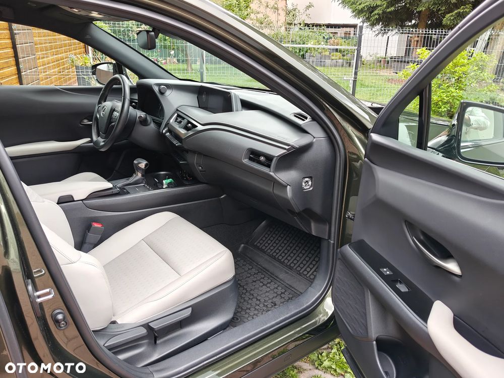 Lexus UX - 5