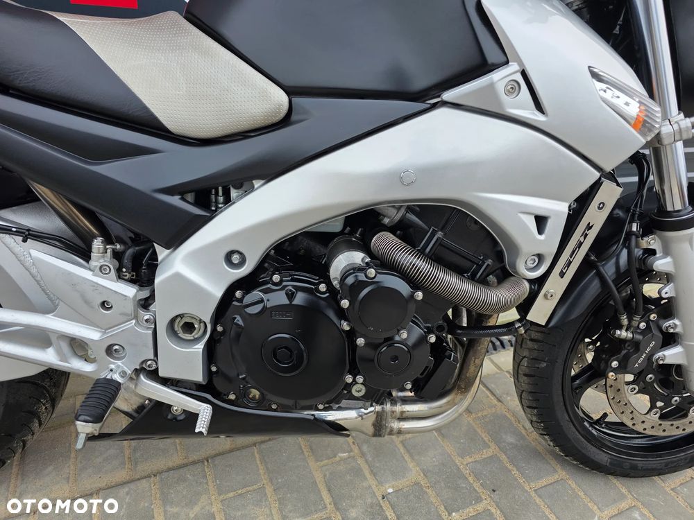Suzuki GSR - 11