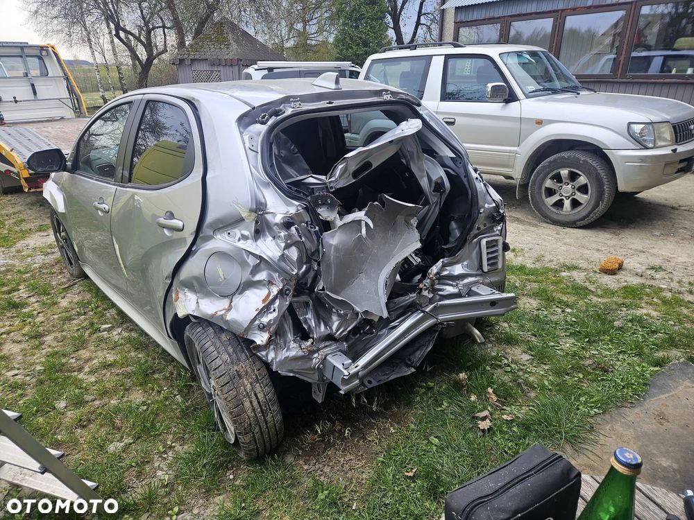 Toyota Yaris Hybrid 100 Active - 4